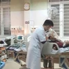 Hai chị em bị ngộ độc khí được Bệnh viện Đa khoa khu vực Bắc Quảng Trị cấp cứu. (Nguồn: Tuổi Trẻ)