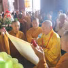 Hòa thượng Thích Quảng Tùng, Trưởng ban Trị sự Giáo hội Phật giáo Việt Nam thành phố Hải Phòng đọc chúc văn giỗ Quốc Tổ. (Ảnh: Minh Thu/TTXVN)