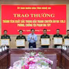 Chủ tịch Ủy ban Nhân dân tỉnh Nghệ An đã tặng Bằng khen của Ủy ban Nhân dân tỉnh cho 5 cá nhân thuộc Ban Chỉ huy Bộ đội Biên phòng Nghệ An vì có thành tích xuất sắc trong đấu tranh phòng, chống tội phạm ma túy. (Ảnh: Văn Tý/TTXVN)