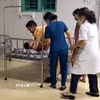 Cảnh sát giao thông Quảng Trị hỗ trợ đưa cháu bé bị sốt, co giật đi cấp cứu kịp thời. (Ảnh: TTXVN phát)