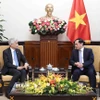 Phó Thủ tướng, Bộ trưởng Ngoại giao Bùi Thanh Sơn tiếp Bí thư Thường trực Bộ Ngoại giao Singapore Albert Chua. (Ảnh: An Đăng/TTXVN) 