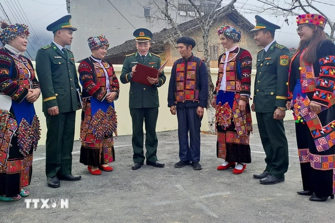 Cán bộ Bộ đội biên phòng tuyên truyền pháp luật cho người dân. (Ảnh: Đức Thọ/TTXVN)