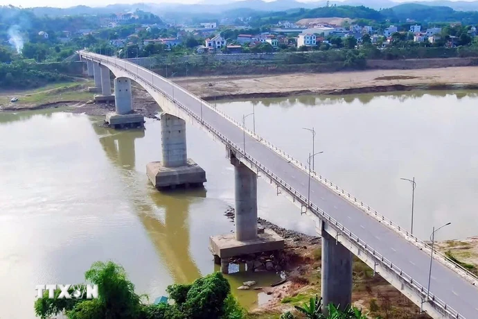Cầu Sông Lô bắc qua Sông Lô, đoạn chảy qua xã Đoan Hùng (Phú Thọ). (Ảnh: TTXVN phát)
