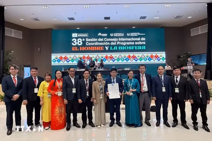 Lãnh đạo tỉnh Quảng Trị và Ban quản lý Vườn quốc gia Phong Nha-Kẻ Bàng đón nhận Giấy chứng nhận Phong Nha-Kẻ Bàng là Khu Dự trữ sinh quyển thế giới. (Ảnh: TTXVN phát)