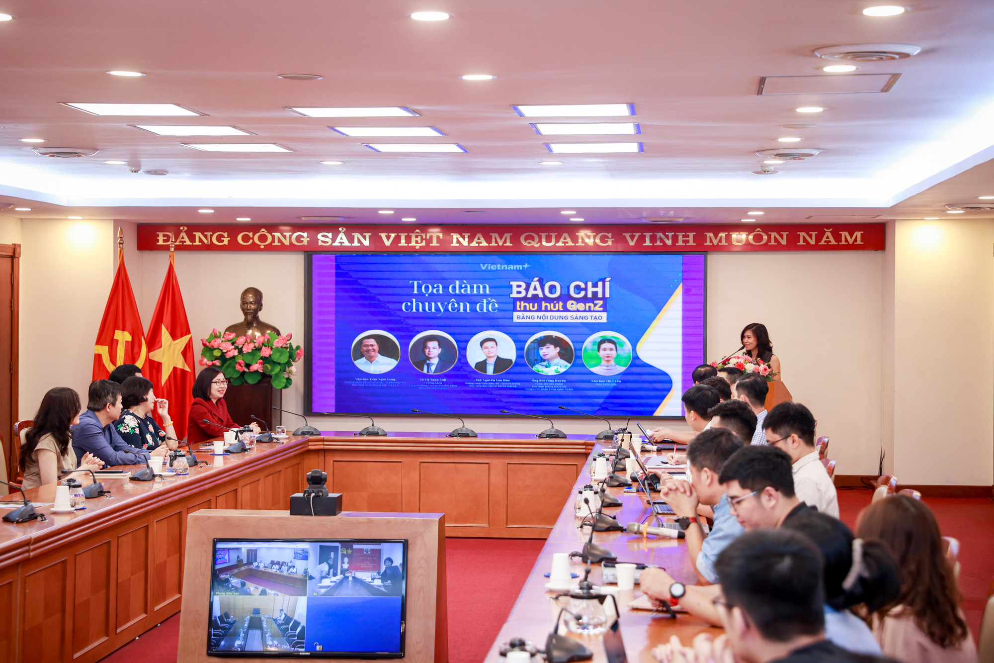Báo chí không chỉ dừng lại ở việc đăng tải thông tin, mà còn tổ chức các diễn đàn, tọa đàm, thực hiện các loạt bài phân tích chuyên sâu, phỏng vấn các chuyên gia kinh tế hàng đầu, lãnh đạo các bộ, ngành và đại diện cộng đồng doanh nghiệp. (Ảnh: Vietnam+) toa-dam-genz-1.jpg