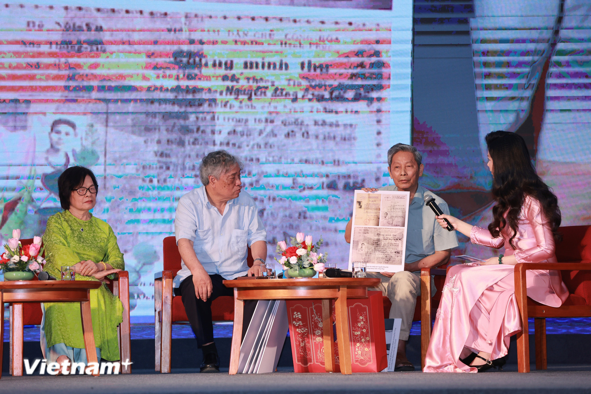 Các nhà báo lão thành chia sẻ về ký ức đầy tự hào. (Ảnh: Hoài Nam/Vietnam+)