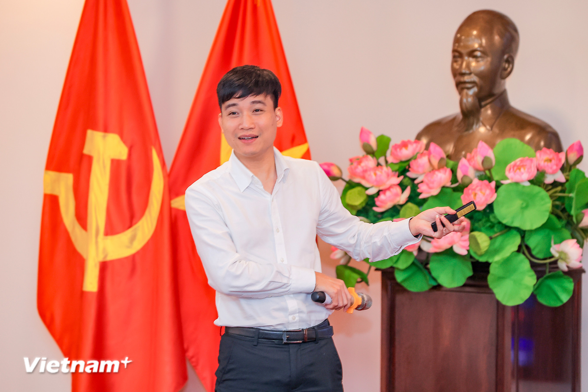 Ông Bùi Công Duyến, Giám đốc sản phẩm Tòa soạn hội tụ ONECMS, Công ty Cổ phần Công nghệ NEKO. (Ảnh: Hoài Nam/Vietnam+) vnp-toa-dam-genz-32.jpg