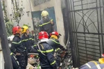 Lính cứu hỏa xuyên đêm giải cứu 2 chị em trong căn nhà cháy ở TP. Hồ Chí Minh