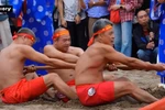 Festival Thăng Long 2025: Du khách quốc tế thích thú với cuộc thi kéo co ngồi