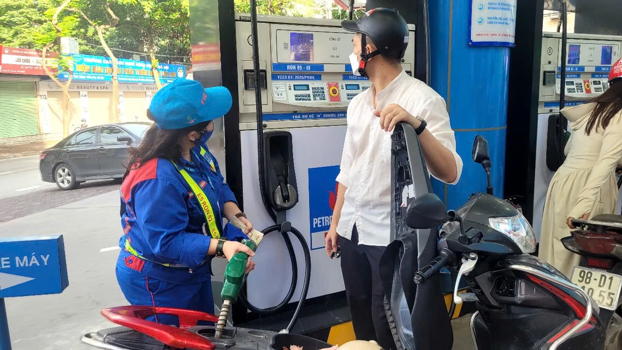 Giá xăng RON95-III giảm lần thứ 2 liên tiếp, về ngưỡng 24.332 đồng/lít