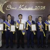 Đại diện Agribank nhận Cup và chứng nhận sản phẩm xuất sắc của ngành phần mềm , công nghệ thông tin Việt Nam - Giải thưởng Sao Khuê 2025. (Ảnh: Vietnam+)