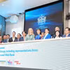 Tiến sĩ Nguyễn Thị Phương Thảo bấm nút khai phiên Sàn giao dịch Chứng khoán Luân Đôn (LSE) cùng Thị trưởng Khu tài chính Luân Đôn – Dame Sue Langley và Tổng giám đốc LSE – Dame Julia Hoggett. (Ảnh: Vietnam+)