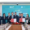 Ông Trần Long - Phó Tổng Giám đốc BIDV - và ông Nguyễn Thủy - Phó Tổng Giám đốc Transerco - đại diện hai đơn vị ký Biên bản ghi nhớ. (Ảnh: Vietnam+)