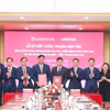 Đại diện Agribank và Viettel thực hiện nghi thức ký kết thỏa thuận hợp tác. (Ảnh: Vietnam+)