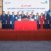Lãnh đạo hai bên tham gia ký kết. (Ảnh: Vietnam+)