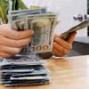 Giữ ổn định tỷ giá giữa làn sóng USD tăng giá. (Ảnh: Vietnam+)