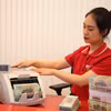 Lãi suất huy động giảm nhẹ tại nhiều ngân hàng, trong khi áp lực từ thị trường toàn cầu và tỷ giá vẫn đặt ra thách thức lớn cho chính sách tiền tệ. (Ảnh: Vietnam+)