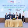 Bà Vũ Nam Hương – Phó Tổng Giám đốc LPBank (phải) và ông Nguyễn Đức Trung - Phó Cục trưởng Cục Phát triển Doanh nghiệp tư nhân và Kinh tế tập thể, Bộ Tài chính (trái) - đại diện hai đơn vị thực hiện ký kết Biên bản ghi nhớ hợp tác. (Ảnh: Vietnam+)