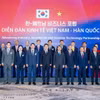 Thủ tướng Chính phủ Việt Nam Lê Minh Hưng và Tổng thống Hàn Quốc Lee Jae Myung chụp ảnh lưu niệm cùng đại diện lãnh đạo các tập đoàn, doanh nghiệp hai nước. (Ảnh: Vietnam+)