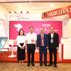 Phó Tổng Giám đốc Agribank Lê Hồng Phúc thăm gian hàng Agribank trong khuôn khổ diễn đàn. (Ảnh: Vietnam+)