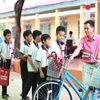 Agribank trao tặng quà cho chương trình “Gieo mầm tri thức”. (Ảnh: Vietnam+)
