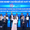 Đại diện MB, bà Phạm Thị Kim Phượng – Giám đốc dự án Nhà máy số Doanh nghiệp lên nhận giải thưởng. (Nguồn: Vietnam+)