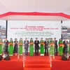 Ban lãnh đạo Vietcombank cùng các đại biểu thực hiện nghi thức cắt băng khánh thành Trung tâm số hóa, lưu trữ chứng từ kết hợp công trình văn hóa-thể thao của Vietcombank tại Bắc Ninh. (Ảnh: Vietnam+)