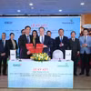 Ông Lê Quang Vinh – Thành viên HĐQT, Tổng Giám đốc Vietcombank (bên phải) và ông Đặng Chính Trung – Thành viên HĐQT, Tổng Giám đốc IDICO (bên trái) đại diện hai đơn vị hoàn thành nghi thức ký kết thỏa thuận hợp tác trước sự chứng kiến của các đại biểu. (Ảnh: Vietnam+)