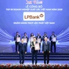 Ông Hồ Nam Tiến – Chủ tịch HĐQT LPBank (giữa) nhận cúp và chứng nhận Top 50 Vietnam The Best từ Ban tổ chức. (Ảnh: Vietnam+)