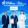 Ông Nguyễn Hướng Minh – Phó TGĐ Eximbank (đứng giữa) nhận giải thưởng “Top 10 nơi làm việc tốt nhất Việt Nam 2025” từ Ban tổ chức. (Ảnh: Vietnam+)