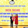 Thống đốc Ngân hàng Nhà nước Nguyễn Thị Hồng trao Quyết định điều động bổ nhiệm cho ông Nguyễn Ngọc Cảnh giữ chức Phó Thống đốc Ngân hàng Nhà nước Việt Nam. (Ảnh: Vietnam+)