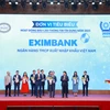 Ông Nguyễn Hướng Minh - Phó Tổng Giám đốc Eximbank (đứng giữa) nhận giải thưởng từ Ban tổ chức. (Ảnh: Vietnam+)