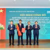 Thống đốc trao Quyết định chuẩn y Bí thư Đảng ủy BIDV cho Chủ tịch HĐQT BIDV Lê Ngọc Lâm. (Ảnh: Vietnam+)