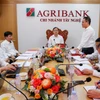 Ông Tô Huy Vũ - Bí thư Đảng ủy, Chủ tịch HĐTV Agribank cùng đoàn công tác Trụ sở chính làm việc tại Agribank Chi nhánh Tây Nghệ An. (Ảnh: Vietnam+)