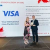 Ông Luca Guidobaldi - Giám đốc cấp cao Trưởng bộ phận chiến lược Visa Việt Nam và Lào, đại diện vinh dự nhận giải thưởng sáng tạo công nghệ Esg 2025 cho thẻ Techcombank Visa Eco. (Ảnh: Vietnam+)