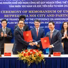 Ông Victor Ngo, Tổng Giám đốc Ngân hàng UOB Việt Nam và ông Nguyễn Ngọc Tú, Giám đốc Sở Tài chính Thành phố Hà Nội tham gia ký kết. (Ảnh: Vietnam+)