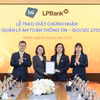 Ông Lưu Danh Đức, Phó Tổng Giám đốc phụ trách Khối CNTT LPBank nhận chứng nhận quốc tế ISO/IEC 27001:2022 từ đại diện của Viện Tiêu chuẩn Anh (BSI). (Ảnh: Vietnam+)