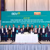 Tổng Giám đốc BIDV Lê Ngọc Lâm và Chủ tịch HĐQT Alphanam Nguyễn Tuấn Hải đại diện hai đơn vị ký kết thỏa thuận hợp tác. (Ảnh: Vietnam+)