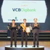 Ông Lê Văn Việt - Phó Trưởng phòng Marketing Bán lẻ, đại diện Vietcombank nhận giải thưởng Sao Khuê dành cho Ngân hàng số VCB Digibank với hạng mục Giải pháp thúc đẩy tiếp cận số. (Ảnh: Vietnam+)
