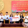 Đồng chí Phạm Toàn Vượng, Tổng Giám đốc và các đồng chí lãnh đạo Agribank trao biển tượng trưng số tiền hỗ trợ cho ngành Y tế Ninh Bình. (Ảnh: Vietnam+)
