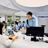 Khách hàng giao dịch tại Eximbank. (Ảnh: Vietnam+)