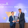 Đại diện Vietcombank, ông Lê Hoàng Tùng - Phó Tổng Giám đốc (bên trái) nhận chứng nhận “Top 30 thương hiệu giá trị nhất Đông Nam Á” từ đại diện Kantar, ông Sumit Kamra - Giám đốc Phát triển Chiến lược Kantar Insights. (Ảnh: Vietnam+)
