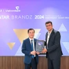 Đại diện Vietcombank, ông Lê Hoàng Tùng - Phó Tổng Giám đốc (bên trái) nhận chứng nhận “Top 30 thương hiệu giá trị nhất Đông Nam Á” từ đại diện Kantar, ông Sumit Kamra - Giám đốc Phát triển Chiến lược Kantar Insights. (Ảnh: Vietnam+)