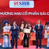 Tổng Giám đốc SHB Ngô Thu Hà đại diện ngân hàng nhận Bằng khen. (Ảnh: Vietnam+)