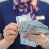 Tỷ giá tại các ngân hàng thương mại tăng mạnh 33 đồng, giá vàng đi ngang. (Ảnh: Vietnam+)