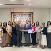 Đại diện Vietcombank, ông Vũ Quang Đông - Phó Giám đốc Khối phụ trách điều hành Khối vốn & Thị trường (đứng thứ 5 từ phải sang) nhận giải thưởng từ đại diện Ngân hàng J.P. Morgan Chase, ông Madhav Kalyan - Giám đốc Điều hành phụ trách Khối Dịch vụ thanh toán Khu vực Châu Á - Thái Bình Dương. (Ảnh: Vietnam+)
