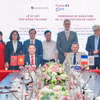 Ông Julien Seillan, Giám đốc AFD Việt Nam và ông Đoàn Ngọc Lưu, Phó Tổng Giám đốc Agribank đã thực hiện nghi thức ký kết Hợp đồng tín dụng Hạn mức tài chính khí hậu. (Ảnh: Vietnam+)