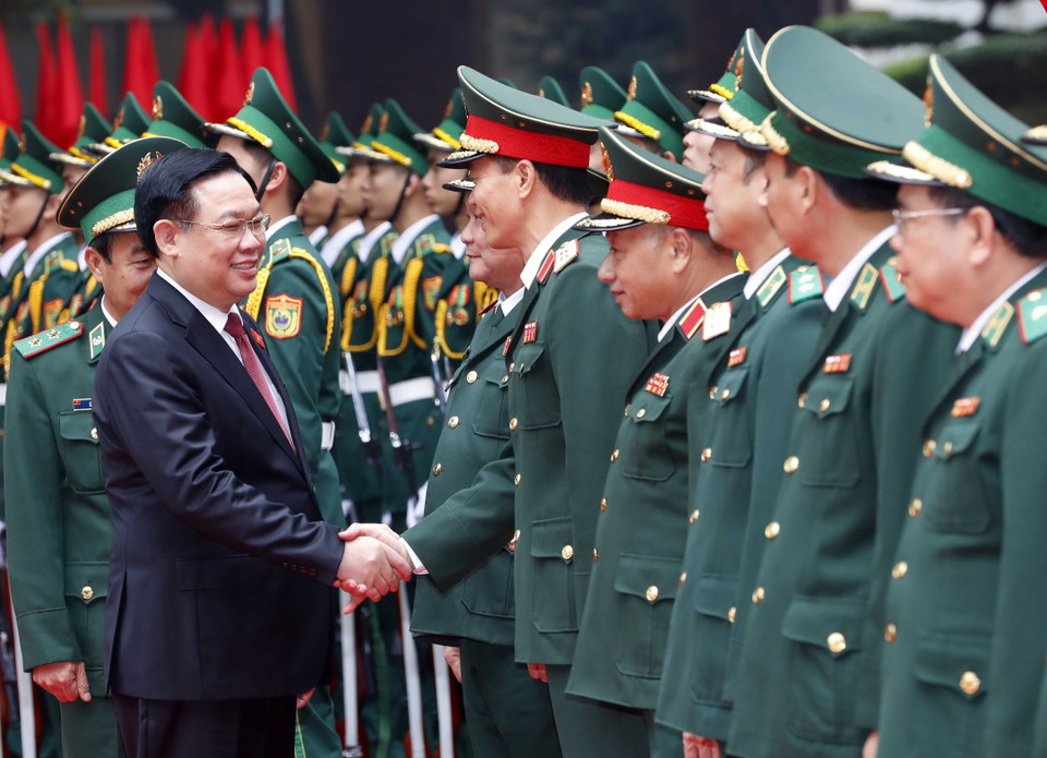Chủ tịch Quốc hội Vương Đình Huệ với lãnh đạo, sỹ quan chỉ huy Bộ Tư lệnh Bộ đội Biên phòng. (Ảnh: Nhan Sáng/TTXVN)