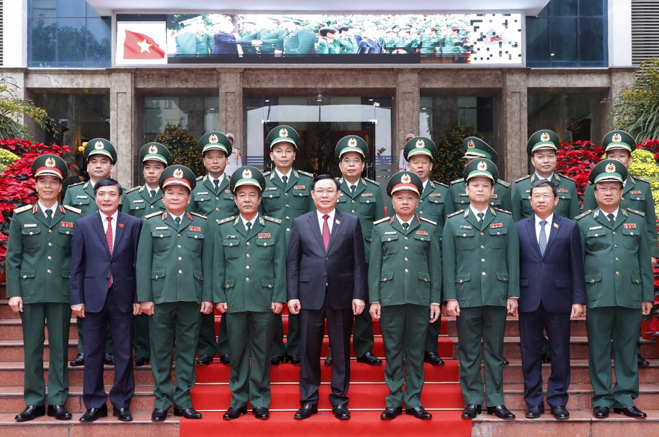 Chủ tịch Quốc hội Vương Đình Huệ với lãnh đạo, sỹ quan chỉ huy Bộ Tư lệnh Bộ đội Biên phòng. (Ảnh: Nhan Sáng/TTXVN)