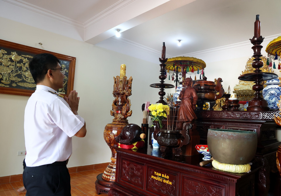 Ban thờ Phật hoàng Trần Nhân Tông trong Nhà thờ Tổ, Chùa Trường Sa. (Ảnh: Hồng Đạt/TTXVN)